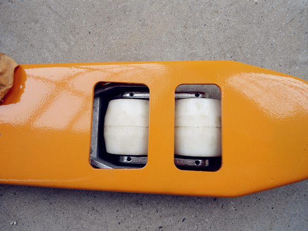 叉車產品細節處實拍-河北東圣吊索具制造有限公司-石材夾具_小型攪拌機_手動叉車_液壓堆高車