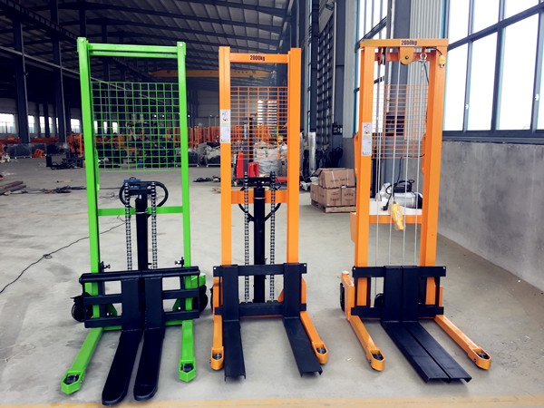 三款手動堆高車對比，手動堆高車價格可致電聯系客服了解--河北東圣吊索具制造有限公司--小型攪拌機|石材夾具|液壓堆高車|手動叉車