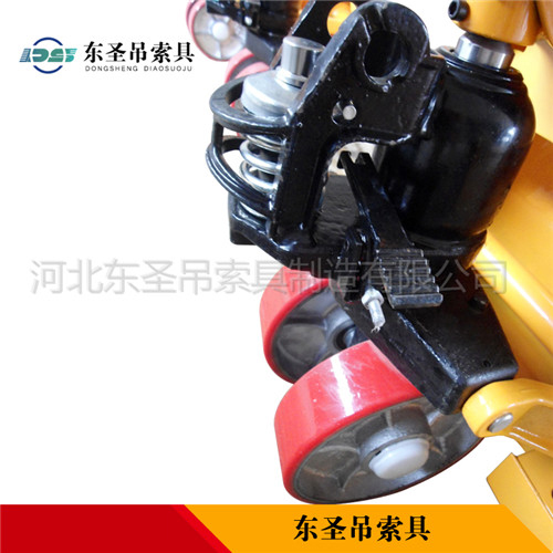 5t手動叉車液壓缸細節展示圖--河北東圣吊索具制造有限公司--小型攪拌機|石材夾具|液壓堆高車|手動叉車