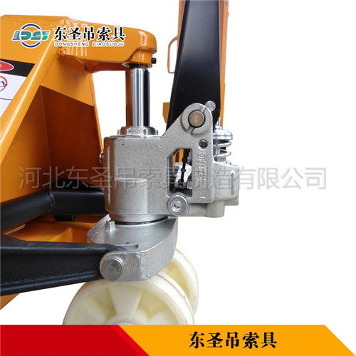 手動搬運(yùn)叉車產(chǎn)品液壓缸部分展示--河北東圣吊索具制造有限公司--手動叉車|液壓堆高車|小型攪拌機(jī)|石材夾具