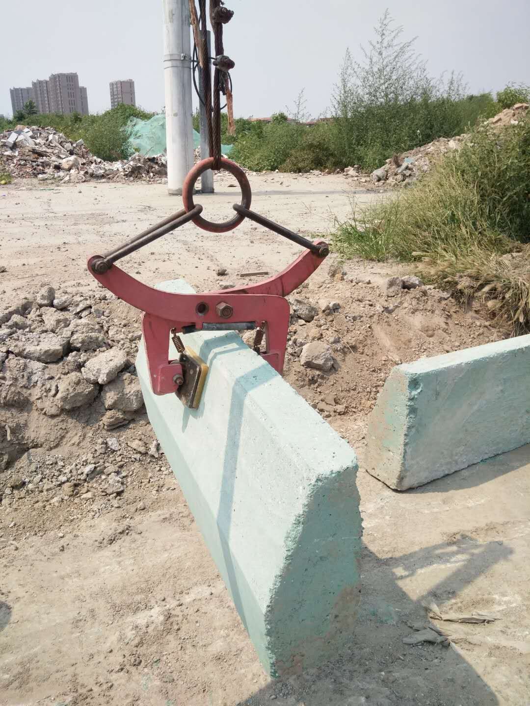 安裝搬運路沿石工作現場--河北東圣吊索具制造有限公司--石材夾具|小型攪拌機|液壓堆高車|手動叉車