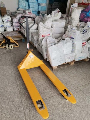 手動地牛叉車搬運吊裝帶原料作業現場--河北東圣吊索具制造有限公司--手動叉車|液壓堆高車|石材夾具|小型攪拌機