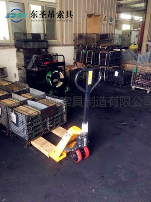 1噸手動地牛搬運重物現場--河北東圣吊索具制造有限公司--手動叉車|液壓堆高車|石材夾具|小型攪拌機